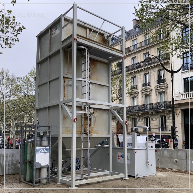 Sous l'œil majestueux de l'Arc de Triomphe, le décanteur lamellaire TDL 60 d'ECL-Econet se distingue sur le chantier FRIEDLAND du projet EOLE, traitant efficacement les eaux chargées issues des techniques avancées de consolidation du sol